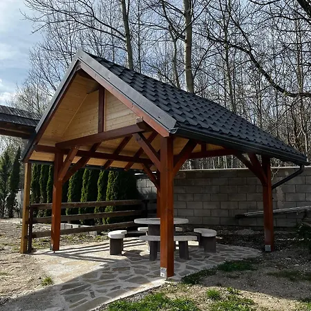 Domcek Pod Lesom شقة